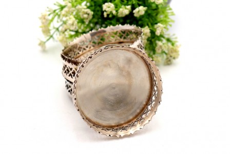 Conjunto de quatro base de copos em gradinha assente em três pés